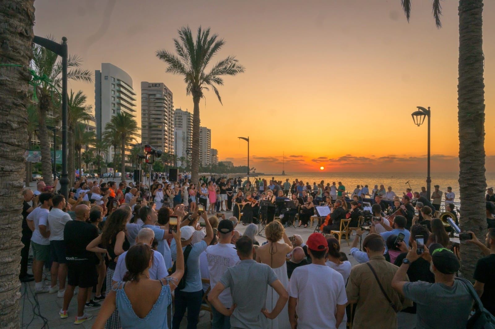 الأوركسترا الفلهارمونية تعزف سمفونية الغروب على كورنيش بيروت (صور)